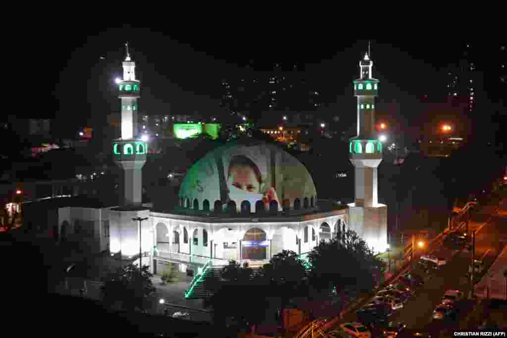 Fotografi të punonjësve shëndetësorë janë shfaqur në xhamin Omar Ibn Al-Kattab në qytetin Foz do Iguacu të Brazilit. Në këtë formë, komuniteti myslimanë brazilianë ka falënderuar mantelbardhët, të cilët janë në vijën e parë të frontit në luftën kundër COVID-19, sëmundjes që shkaktohet nga koronavirusi i ri.