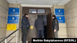 Здание суда в Талдыкоргане, где проходит суд над активистами  объединения «Атажұрт»