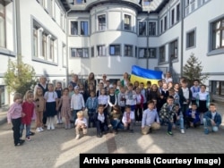 Polina Țimbal și elevii ucraineni de la Școala nr 95 din Capitală.