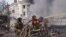 Пожежники працюють на місці російського ракетного удару в центрі Сум, Україна, 13 квітня 2025 року