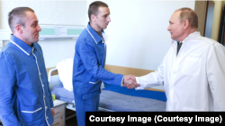 Владимир Путин в ходе посещения Центрального военного клинического госпиталя имени П.В.Мандрыка, май 2022 года