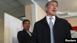 Алмазбек Атамбаев на своем избирательном участке