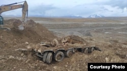Откопанный на территории рудника прицеп. Фото взято со страницы Динары Кутмановой в Facebook.