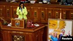 Пераходная прэзыдэнтка Вэнэсуэлы Дэльсі Радрыгес у Нацыянальнай асамблеі з патрэтам Нікаляса Мадура і ягонай жонкі