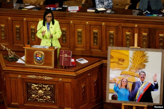 Presidenti i përkohshëm i Venezuelës, Delcy Rodríguez, mban fjalimin e tij të parë në Asamblenë Kombëtare dhe duartroket një foto të Nicolás Maduro dhe gruas së tij, Cilia Flores, në ekran. Karakas, 15 janar 2026.