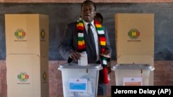 Զիմբաբվեի գործող նախագահ Էմերսոն Մնանգագվան քվեարկում է նախագահական ընտրություններում, Կվեկվե, 30-ը հուլիսի, 2018թ․