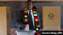 Зимибабвенің уақытша президенті Эммерсон Мнангагва президент, парламент және жергілікті өкілді органдар сайлауында дауыс беріп тұр. Квекве, Зимибабве, 30 шілде 2018 жыл.