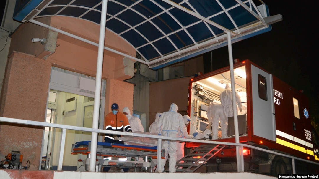 Pacienții Covid-19 de la ATI care au supraviețuit incendiului de la Piatra Neamț au fost duși la Lețcani, într-un spital modular.