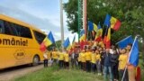 Membri și simpatizanți ai Alianței pentru Unirea Românilor (AUR) într-o caravană prin R. Moldova