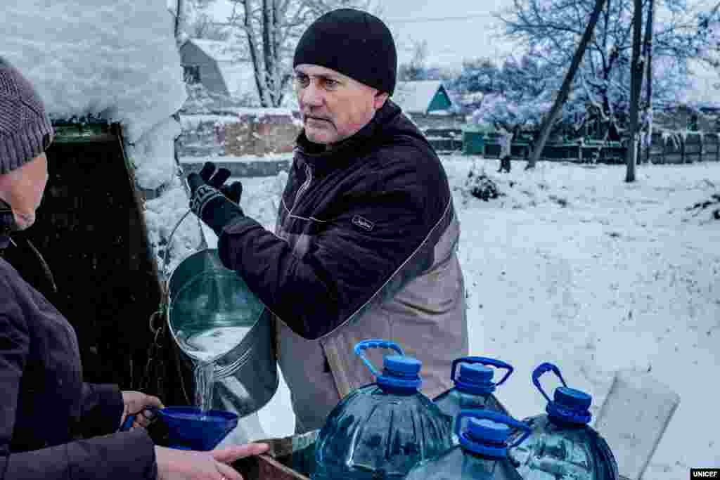 ЮНІСЕФ зауважує, що водопровідна вода в цій місцевості має сильний хімічний запах, залишає білий накип і є небезпечною для пиття. Унаслідок частих обстрілів Донецької фільтрувальної станції постачання води в будинках здійснюється з перебоями. Тож у такі дні у жителів немає іншого вибору, окрім як годинами чекати своєї черги до свердловини.