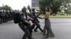 Protestatara Ieshia Evans e arestată de poliție în Baton Rouge, Louisiana, 9 iulie, 2016. Foto: Jonathan Bachman (World Press Photo Awards 2017)