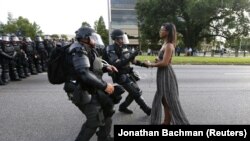 Protestatara Ieshia Evans e arestată de poliție în Baton Rouge, Louisiana, 9 iulie, 2016. Foto: Jonathan Bachman (World Press Photo Awards 2017)