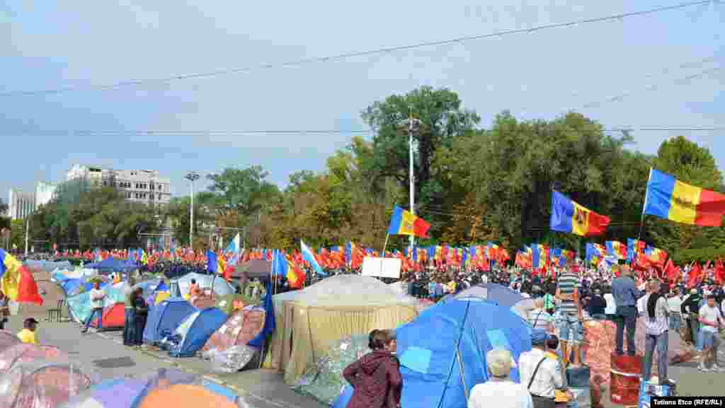 27 septembrie 2015. Cele două tabere s-au intersectat în Piaţa Marii Adunări Naţionale