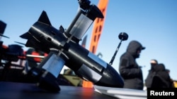 Безпілотник-перехоплювач P1-Sun FPV на виставці українських виробників безпілотників у нерозголошеному місці, Україна, 20 лютого 2026 року