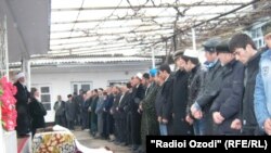 Tajikistan -- Funeral ceremony of Nigina Raufova, the famous Tajik singer, 22Dec2010