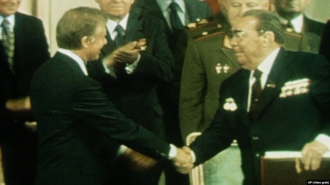 Джимми Картер (слева) и Леонид Брежнев обмниваются рукопожатием (1970-е годы)