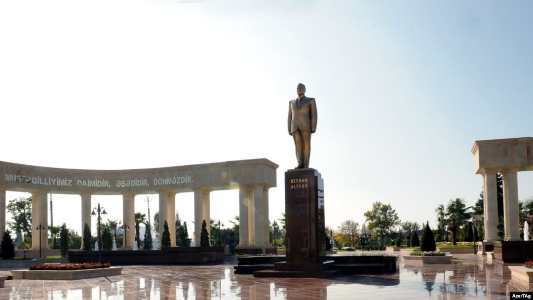 Монумент Гейдару Алиеву в городе Агсу Азербайджана, 2009