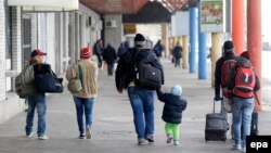 Migrantët nga Kosova në kufirin Hungari - Serbi