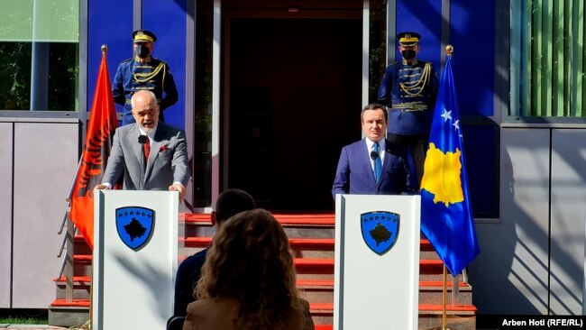 Edi Rama (levo), premijer Albanije i Aljbin Kurti (desno), premijer Kosova, tokom konferencije za novinare u Prštini 27. septembra 2021.