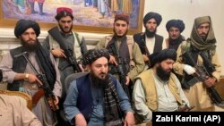 Taliban döyüşçüləri qaçaq prezident Əşrəf Qaninin kabinetində