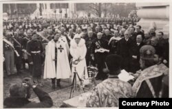 Regele Carol al II-lea, viitorul rege Mihai și regina Maria la inaugurarea Arcului de Triumf, 1 Decembrie 1936, sărbătorind 18 ani de la Marea Unire.