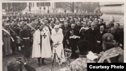 Regele Carol al II-lea, viitorul rege Mihai și regina Maria la inaugurarea Arcului de Triumf din București, 1 Decembrie 1936, celebrarea a 18 ani de la Marea Unire. Arhivele Naționale.