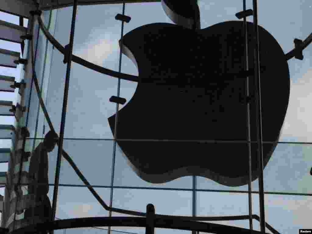 An Apple logo in Hong Kong after its light was switched off to mourn Jobs&#39; death on October 6.