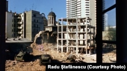 Prima biserică demolată la ordinul dictatorului comunist Nicolae Ceaușescu, 30 aprilie 1977. În campania de remodelare agresivă a arhitecturii Bucureștiului, cuplul Ceaușescu a decis demolarea a 22 de biserici și ascunderea între blocuri, prin translare, a altor opt.