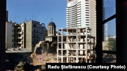 Ca să justifice demolarea, Ceaușeștii au dat vina pe cutremurul din 4 martie 1977. Dar biserica era solidă și neafectată de undele seismice, au replicat cei de la Comisia Monumentelor Istorice. În mai puțin de o lună, Comisia a fost desființată, iar biserica demolată.