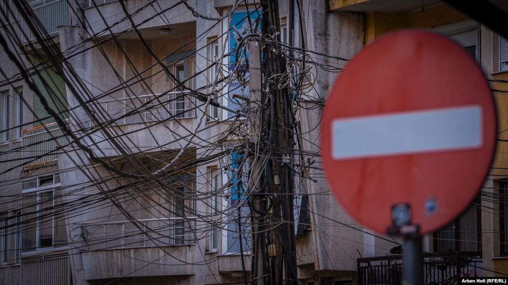 Në Prishtinë veprojnë operatorë të ndryshëm privatë dhe publikë për kabllot e komunikimit, ndërsa Kompania për Distribuim të Energjisë Elektrike në Kosovë, KEDS, është përgjegjëse për shpërndarjen e rrymës dhe mirëmbajtjen e rrjetit.Të gjitha këto kompani duhet të marrin leje në komunën e Prishtinës për vendosjen e linjave të rrymës dhe kabllove të komunikimit.