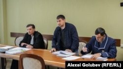 De la stânga la dreapta: Avocatul Lucian Rogac, reprezentantul Ministerului Finanțelor, Gheorghe Zgherea, și procurorul Alexandru Cernei, la o ședință de judecată din dosarul lui Vladimir Plahotniuc.