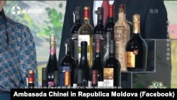 Captură de ecran cu vinuri moldovene dintr-un episod din „Specialitatea lumii”, emisiune TV populară în China.