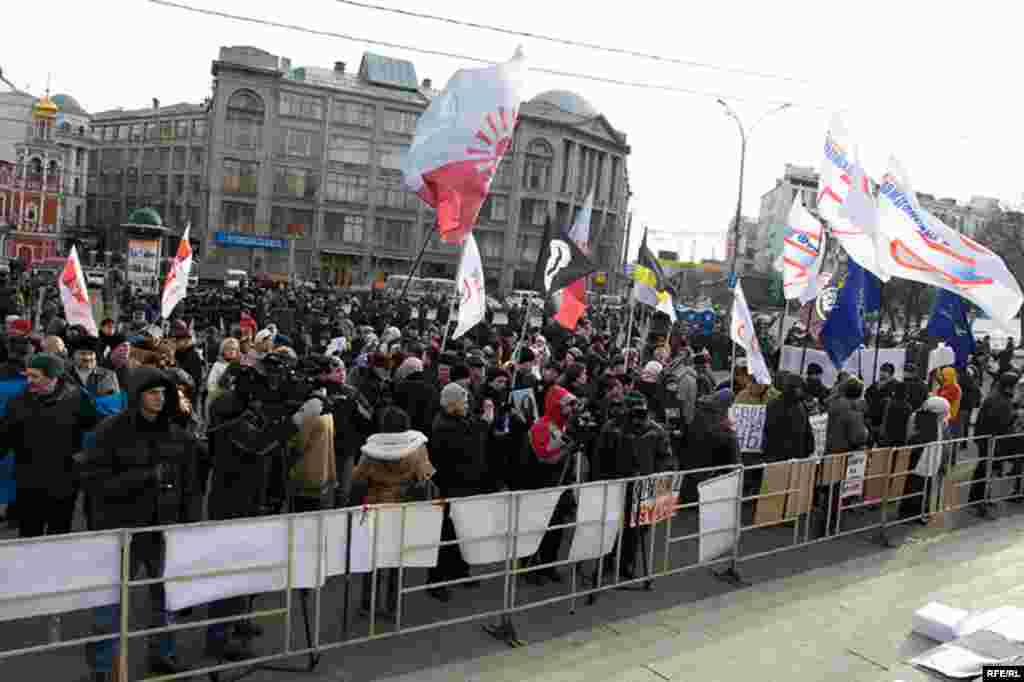 На митинг пришло около 200 человек