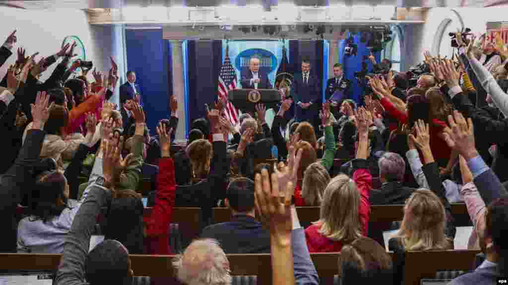 Predsjednik Sjedinjenih Država Donald Trump obraća se novinarima u Bijeloj kući 6. aprila, dan prije nego što su SAD u posljednjem trenutku postigle privremeni sporazum o prekidu vatre s Iranom. U objavi na društvenim mrežama 7. aprila Trump je poručio da će "čitava civilizacija umrijeti večeras" ako Iran ne postigne dogovor.