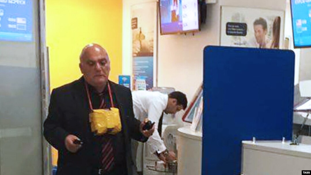 The "explosive device" that Aram Petrosyan wore around his neck later turned out to be fake. 