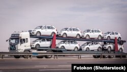 Масштабний реекспорт автомобілів з Киргизстану до Росії виник після того, як багато країн припинили торгівлю з Росією після повномасштабного вторгнення Москви в Україну в лютому 2022 року, зауважують розслідувачі