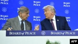 Pakistanın baş naziri Şahbaz Şərif Davos İqtisadi Forumunun illik iclası zamanı "Sülh Şurası" iclasında ABŞ prezidenti Donald Trampla söhbət edir.