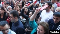 Armenia - Market traders protest outside a government building in Yerevan, 25Sep2014.