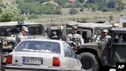 KFOR-ovi vojnici pregledaju vozila na prelazu Jarinje, 28. jul 2011.