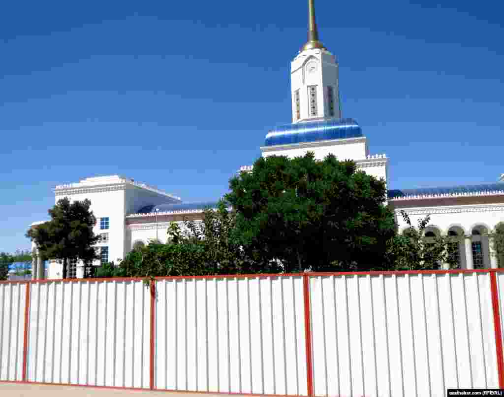 Häkimiýetler bu ýerde nähili rekonstruksiýa işleriniň geçirilýändigi barada häzirlikçe halk köpçüligine anyk maglumat bermeýärler.