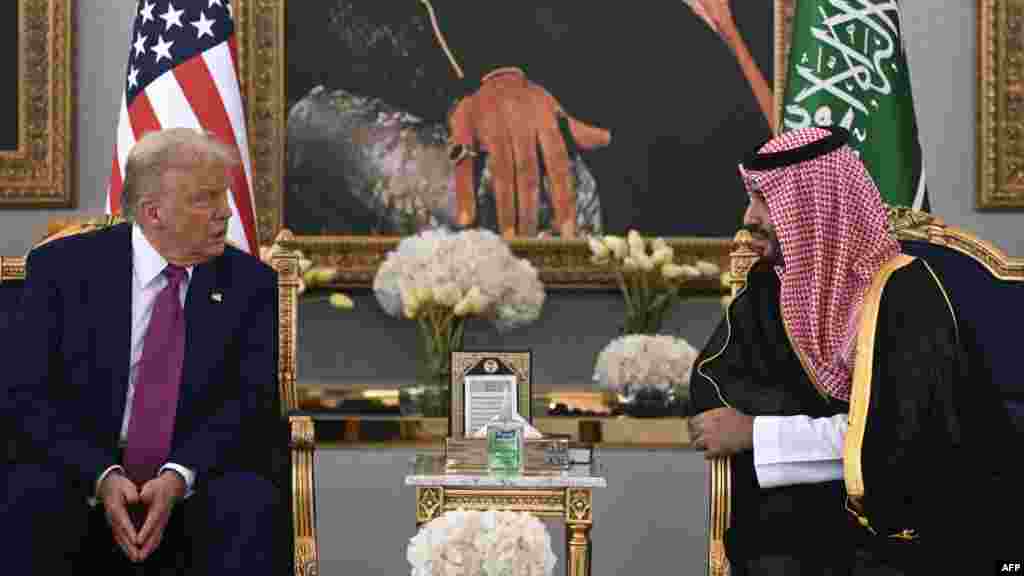 A harmadik célország, Katar azért fontos az Egyesült Államok számára, mert ott található a térség legnagyobb amerikai légibázisa. A két Pest megyényi monarchia fő célját már azelőtt elérte, hogy Donald Trump megérkezett hozzájuk: szerették volna elérni, hogy az Egyesült Államok törölje el a Szíria elleni szankciókat, amit az amerikai elnök már a szaúdi sajtótájékoztatóján bejelentett