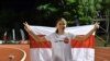 Kriszcina Cimanouszkaja a belarusz ellenzék zászlajával egy futóversenyen a lengyelországi Szczecinben 2021. augusztus 15-én