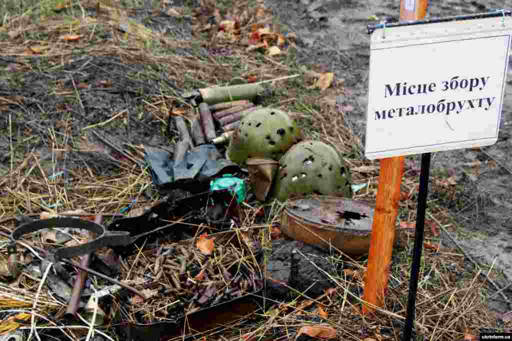 Місце збору металобрухту під час робіт з розмінування, Луганська область, 2 листопада 2017 року. (Фото надано прес-службою ГУ ДСНС України у Луганській області)