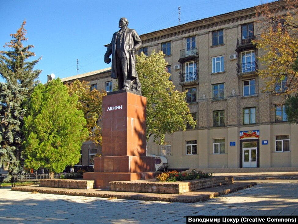 Fotografi e vitit 2010 e momumentit të Vladimir Lenin, që ka qëndruar deri në qershor 2015 në vendin ku monumenti i të dashuruarve të Druzhkivkas është i vendosur sot