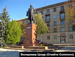 A 2010 image of a monument to Vladimir Lenin, which stood until June 2015 on the site where the Druzhkivka lovers’ monument is located today.