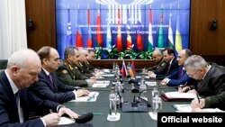 Russia - Defense Minister Sergey Shoygu meets with his Armenian counterpart Seyran Ohanian, Moscow, 23Dec2015.