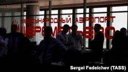 Люди травмувалися, коли спускалися надувними трапами з літака, в салоні якого був «сторонній запах»