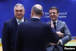 Premierul ungar, Viktor Orban (stânga), în compania cancelarului german, Olaf Scholz (cu spatele), și președintelui francez, Emmanuel Macron, înainte de summitul UE, la Bruxelles, pe 21 martie 2024