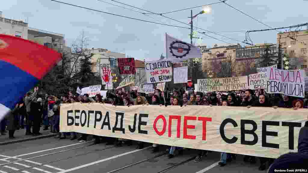 Transparenti &quot;Beograd je opet svet&quot;, &quot;Studenti i radnici solidarno&quot;, &quot;Svaka akcija izaziva reakciju&quot;, &quot;Trula vlada sama pada&quot; neki su od transparenata koje su nosili učesnici protesta 22. decembra.&nbsp; &nbsp;