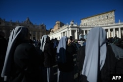 Mulți dintre vizitatorii Vaticanului sunt credincioși catolici.